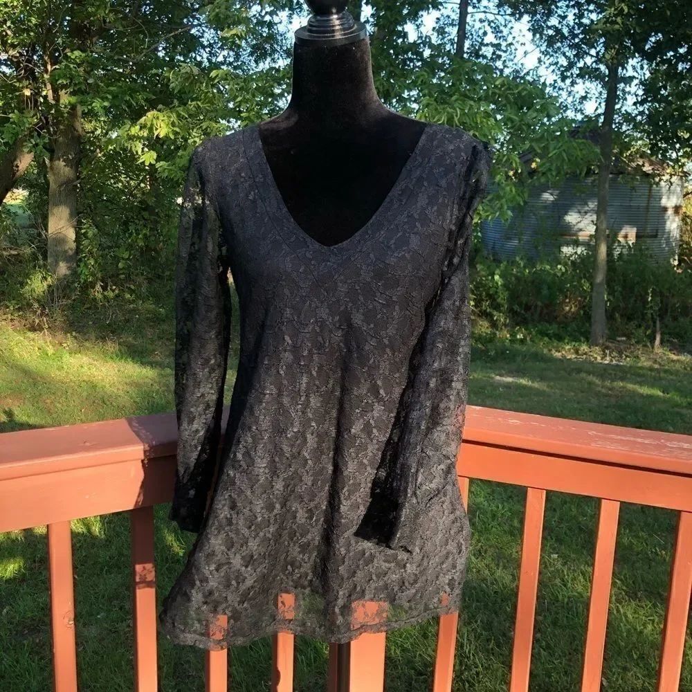 Kimchi Blue  Ladies Black Lace Long Sleeve Vneck Top Medium